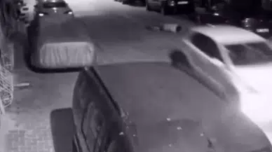 Esenyurt’ta Bir Kişiyi Hızla Giden Otomobilden Sokağa Attılar