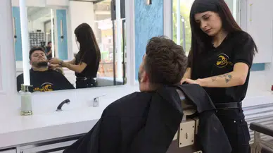 Evvel Şaşırıyorlar Sonra Tıraş Olmak İçin Tekrar Ona Geliyorlar