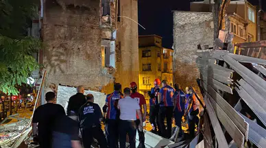 Fatih’te 3 Katlı Metruk Bina Çöktü: 1 Yaralı