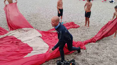 Fırtınada Koparak Denize Uçan Dev Türk Bayrağı 8 Ay Sonra Dalgıçlar Tarafından Deniz Tabanında Bulunarak Çıkarıldı