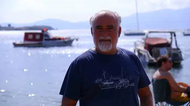 Foça’da Enteresan Olay: Denizde Yüzen Kişinin Göbeğine Martı Kondu