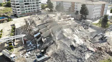 Hatay’da 16 Katlı Bina İş Makinesinin Darbesiyle Yerle Bir Oldu