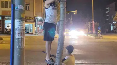 İki Çocuk Yavru Kediyi Kurtarmak İçin Seferber Oldu