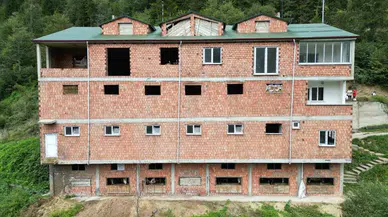 İneklerini 4 Katlı Apartmanda Bakıyor