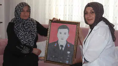 Kahramanmaraş’ta Bir Ressam Şehitlerin Fotoğraflarını Çizerek Ailelerine İkram Ediyor