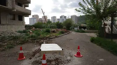 Kanalizasyon Kokusunu Önlemek İçin Rögarı Baza ile Kapattılar