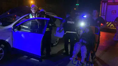 Kaza Sonrası Araçta Sıkışan Şoför ile Yaşlı Bayanı İtfaiye Grupları Kurtardı