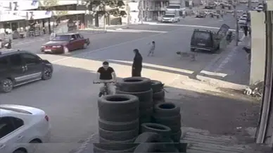 Köpeğin Kovaladığı Çocuk Aracın Altında Ezilmekten Son Anda Kurtuldu