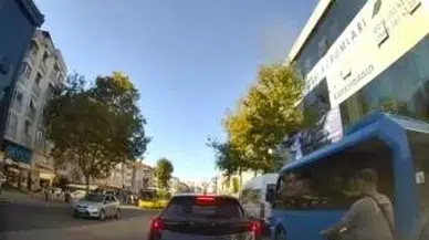 Maltepe’de Motosiklet Şoförü, Sürücüsü ile Tartıştığı Minibüsün Aynasını Kırdı
