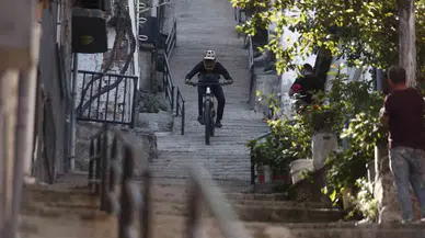 (Özel) Bisikletiyle 225 Basamaktan Bu türlü İndi
