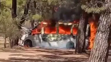 Park Halindeki Çeşit Minibüsü Alev Alev Yandı