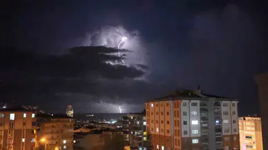 Samsun’da Şimşekler Gökyüzünü Aydınlattı