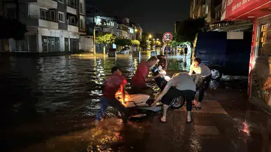 Şiddetli Yağışla Birlikte Göle Dönen Caddelerde Vatandaşlar Sıkıntı Anlar Yaşadı