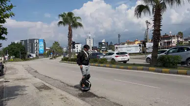 Trafikte Tek Teker Üzerinde Seyahat Yapan Şoför İlgi Odağı Oluyor