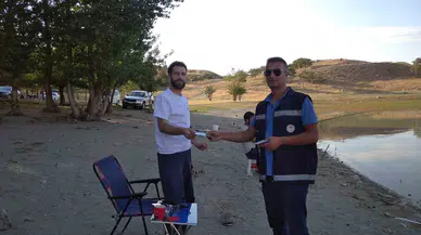 Van’da Amatör Balıkçılar Kontrole Takıldı: Küçük Balıklar Suya Bırakıldı