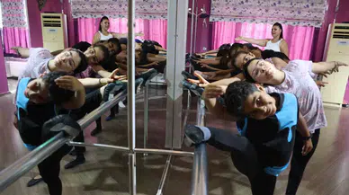 Zelzelenin Yaraları Bale, Fotoğraf ve Piyano ile Sarılıyor