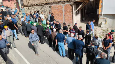 Asırlık Çınar Defnedildi