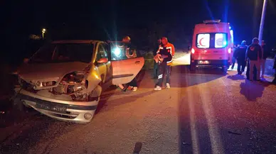 İki Otomobil Çarpıştı: Biri Polis İki Yaralı