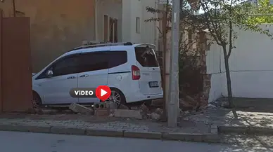 Otomobil, Bahçe Duvarını Yıkıp İçeri Girdi