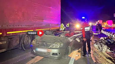 TIR’ın Lastiği Patladı, Otomobili Adeta Biçti!
