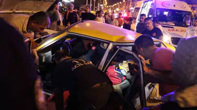 Antalya’da İki Arabanın Çarpıştığı Kazada Vatandaşlar ve Gruplar Saniyelerle Yarıştı: 4 Yaralı