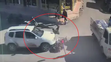 Araba ile Çarpışan Motosiklet Şoförünün Havaya Uçtuğu Anlar Kamerada