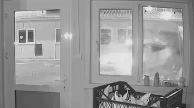 Araba, Prefabrik İş Yerinin İçinden Geçerek Öbür İş Yerine Çarptı: O Anlar Kamerada