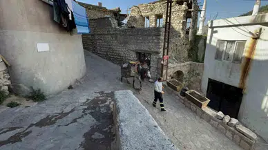 Araç Giremeyen Dar ve Engebeli Sokakların Paklığı Kıroğlan’dan Soruluyor