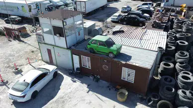 Arkadaşının Emanet Otomobiline Ziyan Gelmesin Diye Forkliftle Konteynerin Üzerine Koydurdu