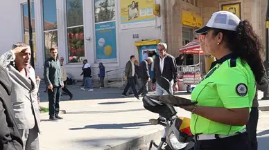 Bayan Polise ‘Komutanım’ Diyerek Tekmil Verdi: O Anlar İzleyenleri Güldürdü