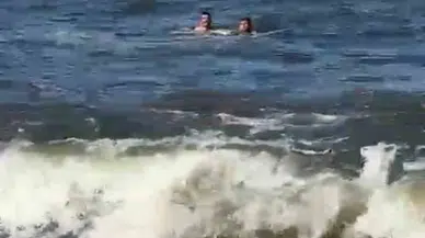 Boğulma Tehlikesi Geçiren Genci Kurtardı, Kendisi Dalgalara Kapıldı