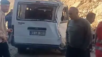 Dev Kayalar Minibüsün Üzerine Düştü