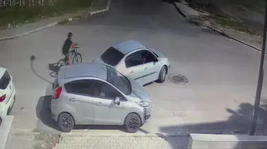 Geri Geri Gelirken Park Halindeki Araca Çarptı, Bir Şey Olmamış Üzere Uzaklaştı: O Anlar Kamerada