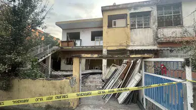 Hatay’da Hasarlı Konutun Balkonu Çöktü: Baba ve Oğlu Hayatını Kaybetti