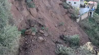 Heyelanda Dev Kayalar Yolu Kapattı, Komşu İnadı İstinat Duvarına Müsaade Vermedi