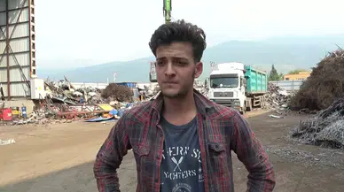 Hurda Yığını İçerisindeki Türk Bayrağını Elleriyle Çıkararak İş Makinesine Astı