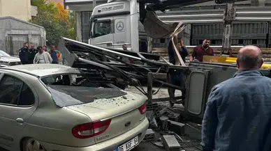 İnşaata Forklift Tuğlaları Taşırken Arabanın Üzerine Devrildi