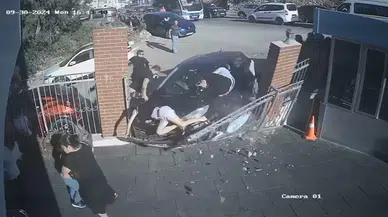 İzmir’de Arabanın Okulun Bahçesine Girme Anı Kamerada