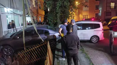 Kağıthane’de Freni Boşalan Ticari Araç Park Halindeki Arabaya Çarptı: 2 Yaralı