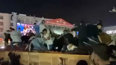 Konser İzlemek İçin Üzerine Çıktıkları Stant Çöktü: Stant Sahibi Vatandaşlara Saldırdı