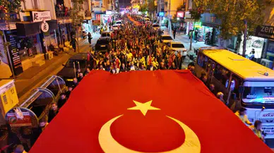 Mersin Erdemli’de Binlerce Kişi Meşaleli Bayrak Yürüyüşüne Katıldı