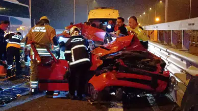 Otoyolda Tıra Arttan Çarpan Araba Hurdaya Döndü: 4 Yaralı