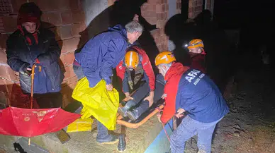 Rize’de Heyelan Riski Nedeniyle Bir Mesken Tahliye Edildi, Yaşlı Hasta Sedye ile Taşındı