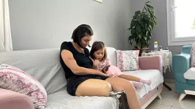 Sarsıntıda Eşini ve Kızını Kaybeden Acılı Anneye Sıfır Diyerek İkinci El Protez Bacak Sattılar
