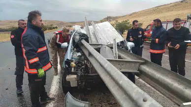 Şoför, Bariyere Saplanan Arabadan Sağ Çıktı
