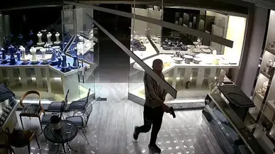 Soyguncuların Silahının Tutukluk Yapması Kuyumcuyu Mevtten Kurtardı