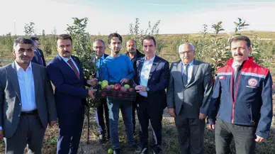 Vali Karakaya, Ahlat’ta Elma Bahçesini Gezdi