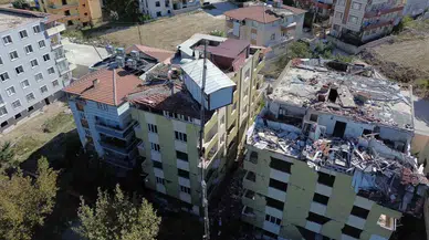 Yılların Tutkusu İçin 40 Bin Lira Harcatarak 5 Katlı Apartmanın Üstüne Vinçle Konteyner Koydurdu