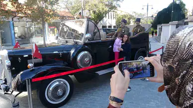 1934 Model Aracın Yanında Fotoğraf Çektirmek Sıraya Girdiler