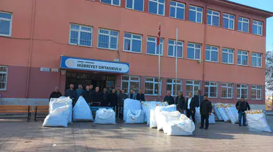 Binlerce Öğrenciye Mont Armağan Etti